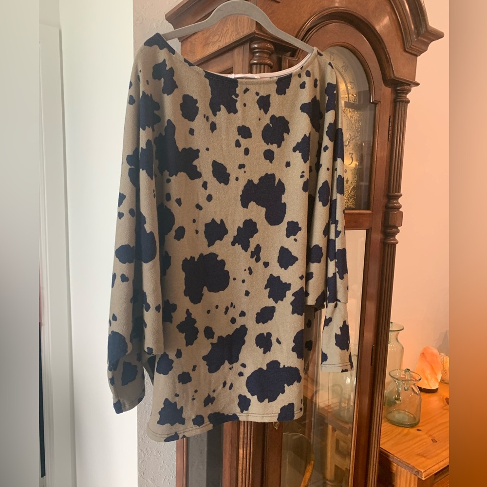 Tan and Black Women's Sweater